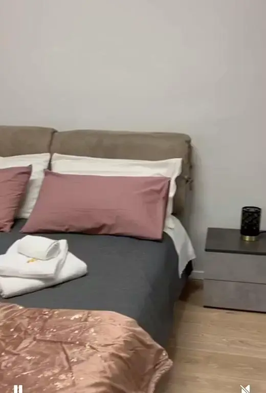 Camera da letto; pavimento in legno, luce naturale