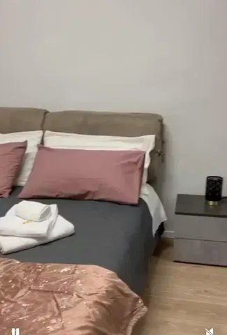 Schlafzimmer; holzboden, tageslicht