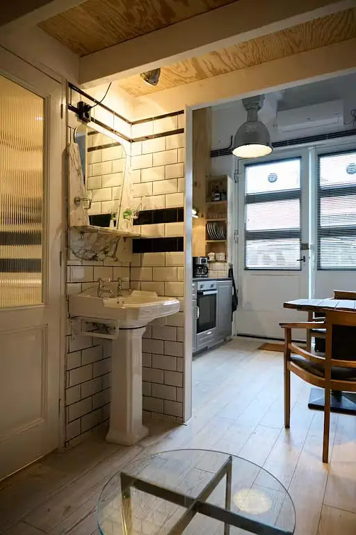 Keuken; natuurlijk licht, houten vloer