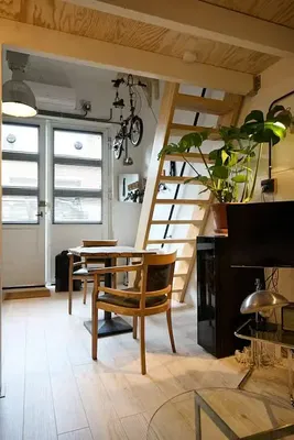 Woonkamer; houten vloer, natuurlijk licht, moderne stijl