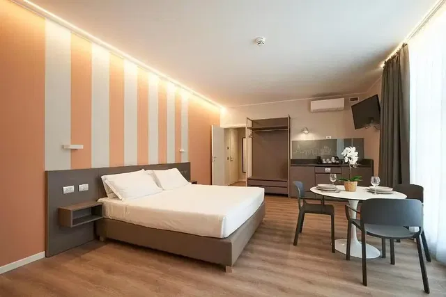 Schlafzimmer; holzboden, tageslicht, moderner stil