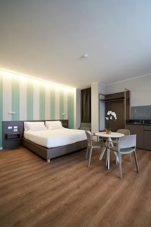 Schlafzimmer; holzboden, tageslicht, moderner stil