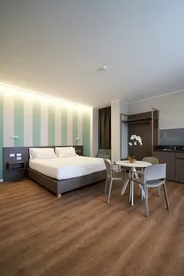 Schlafzimmer; holzboden, tageslicht, moderner stil