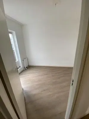 Schlafzimmer; tageslicht, holzboden, renoviert