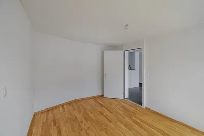 Schlafzimmer; holzboden, tageslicht