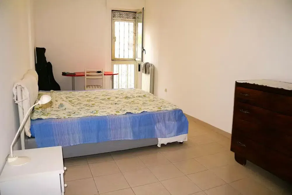 Slaapkamer; tegelvloer, natuurlijk licht