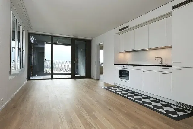 Keuken; uitzicht, houten vloer, natuurlijk licht, moderne stijl