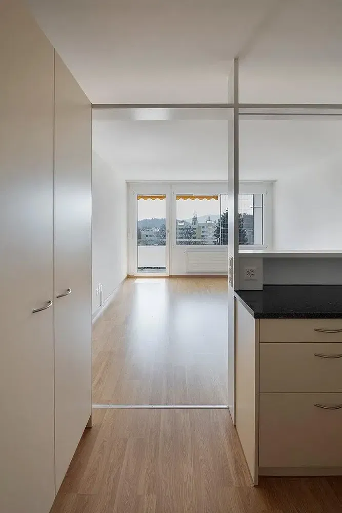 Keuken; uitzicht, houten vloer, natuurlijk licht