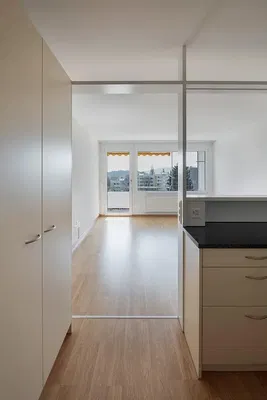 Keuken; uitzicht, houten vloer, natuurlijk licht