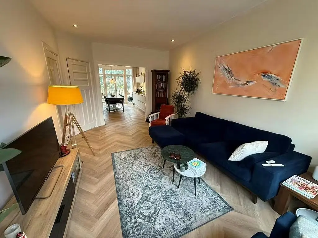 Sala de estar; chão de madeira, luz natural, estilo moderno