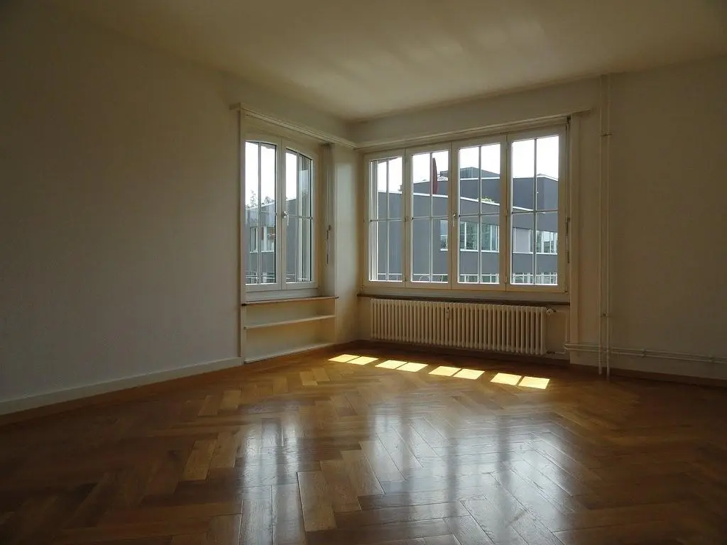 Woonkamer; natuurlijk licht, houten vloer, uitzicht