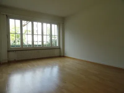 Woonkamer; uitzicht, houten vloer, natuurlijk licht