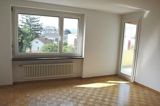 Woonkamer; uitzicht, natuurlijk licht, houten vloer