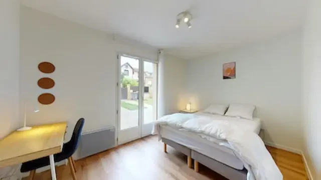 Schlafzimmer; tageslicht, holzboden