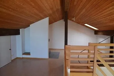 Komora; dřevěné trámy, dřevěná podlaha, vysoké stropy