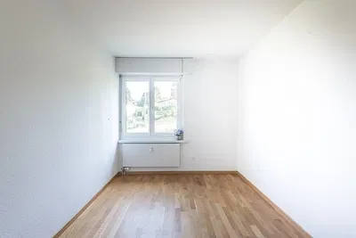 Obývací pokoj; výhled, dřevěná podlaha, přirozené světlo