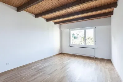 Ložnice; dřevěná podlaha, dřevěné trámy, přirozené světlo