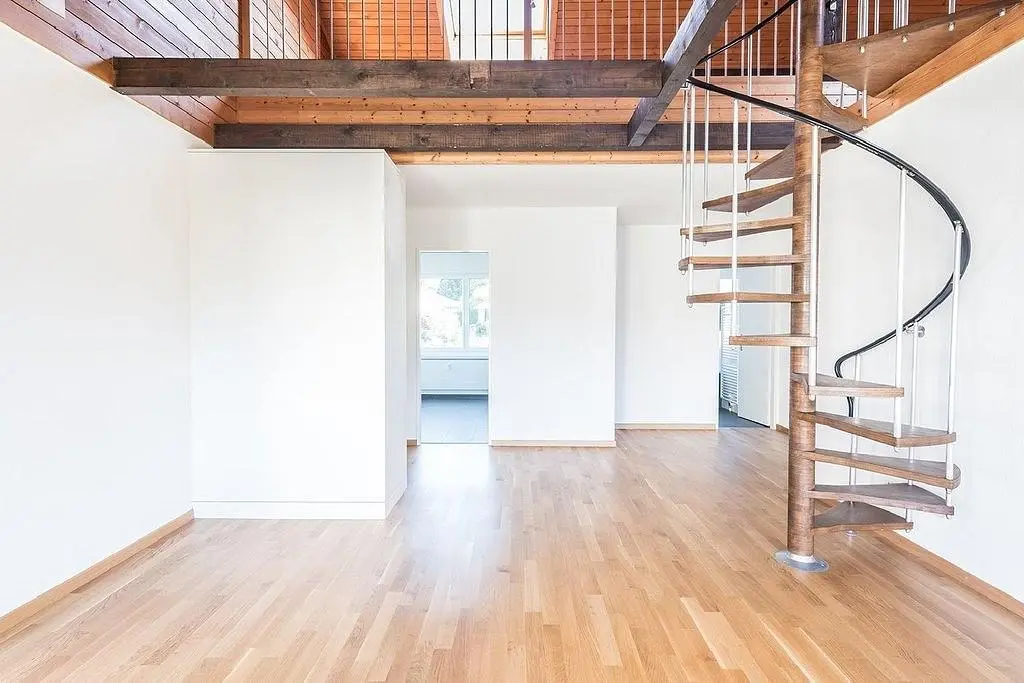 Obývací pokoj; dřevěná podlaha, dřevěné trámy, přirozené světlo