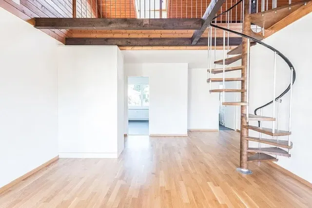 Obývací pokoj; dřevěná podlaha, dřevěné trámy, přirozené světlo