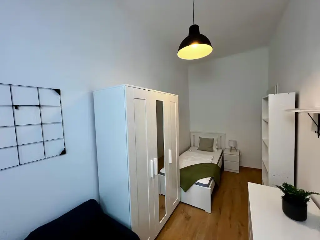 Schlafzimmer; holzboden, tageslicht