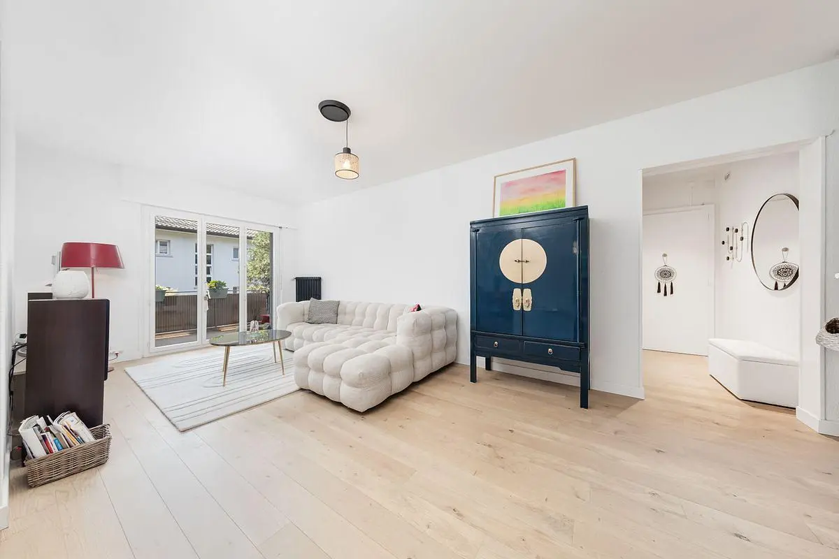 Salon; lumière naturelle, parquet, style moderne