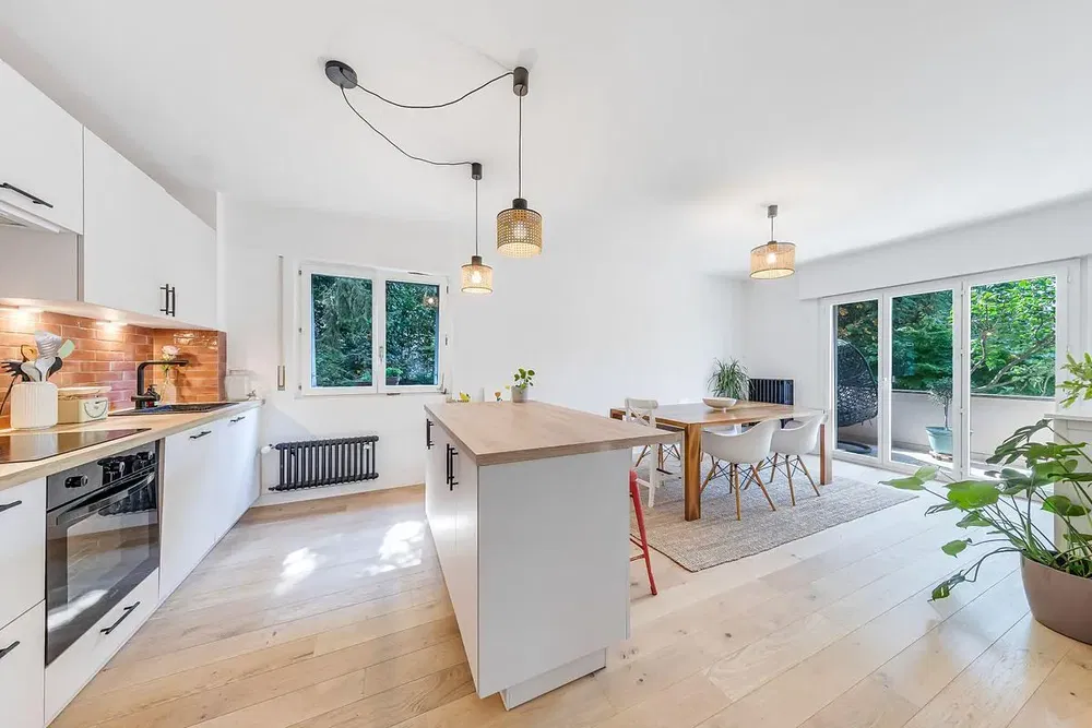 Cuisine; vue, parquet, lumière naturelle, style moderne