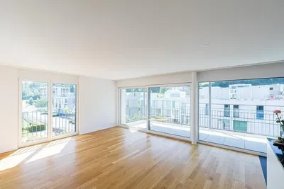 Woonkamer; uitzicht, houten vloer, natuurlijk licht