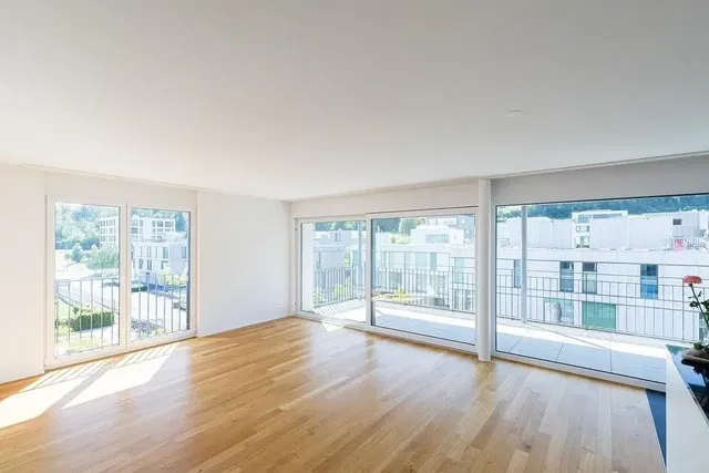 Woonkamer; uitzicht, houten vloer, natuurlijk licht