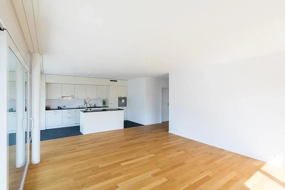 Woonkamer; houten vloer, natuurlijk licht, moderne stijl