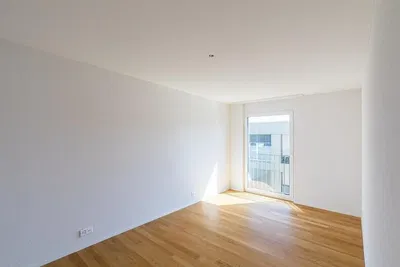 Woonkamer; houten vloer, natuurlijk licht, uitzicht