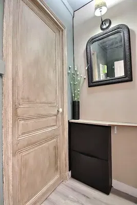 Šatna; dřevěná podlaha, přirozené světlo, moderní styl