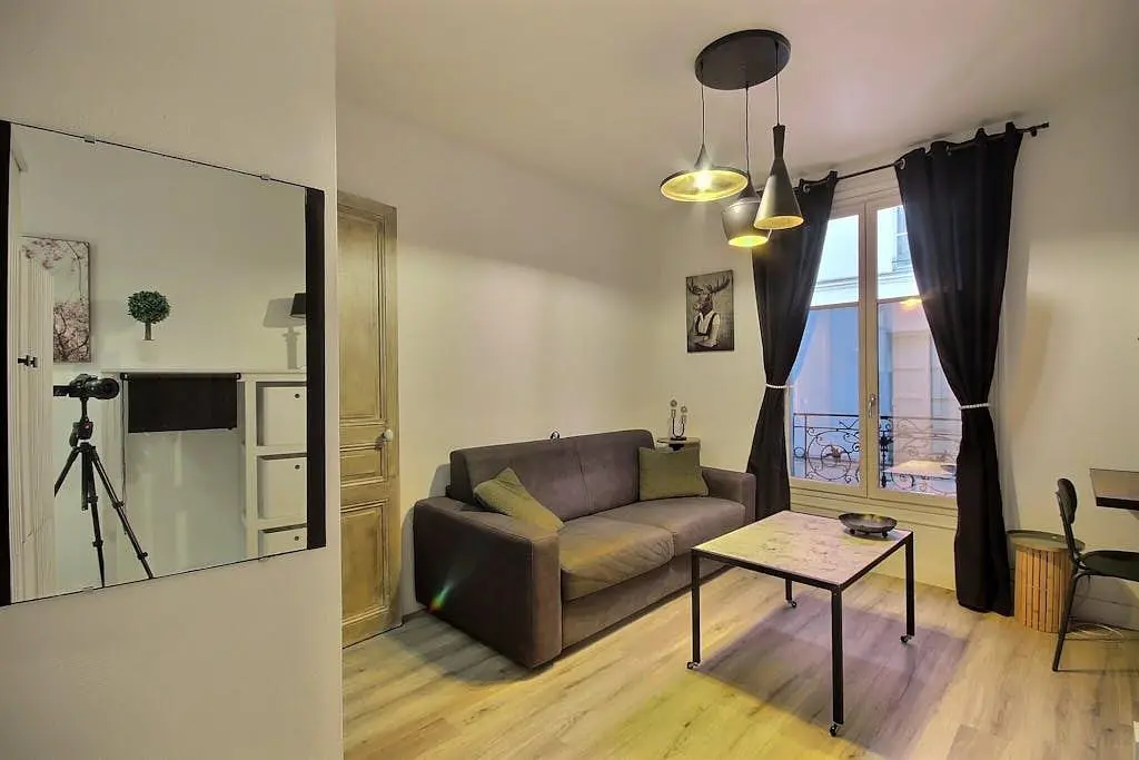 Obývací pokoj; dřevěná podlaha, přirozené světlo, moderní styl