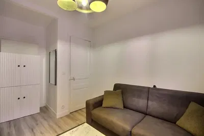 Obývací pokoj; dřevěná podlaha, přirozené světlo, moderní styl