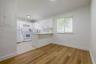 Kuchyně; kuchyňské spotřebiče, přirozené světlo, moderní styl, dlažba, dřevěná podlaha