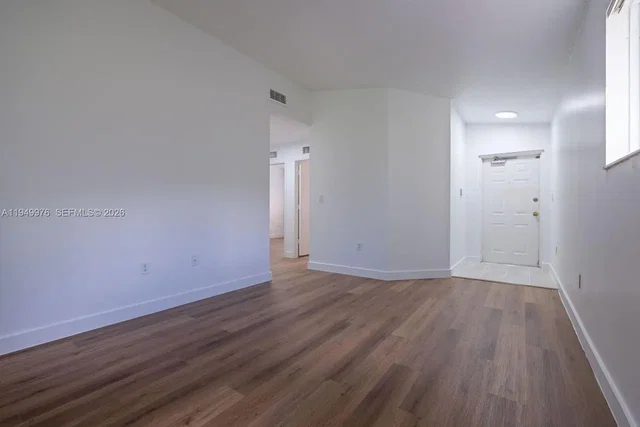 Oturma odası; ahşap zemin, doğal ışık, tadilatlı