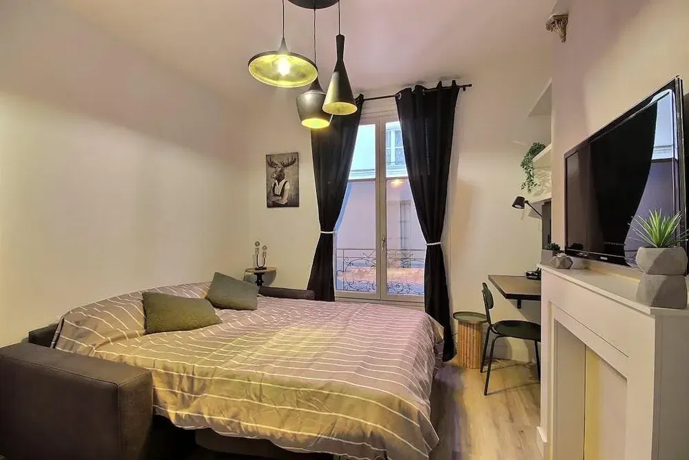 Bedroom; natural light, modern style