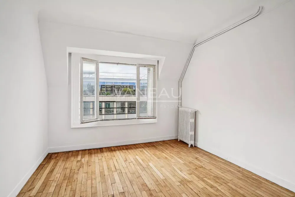 Chambre; vue, parquet, lumière naturelle