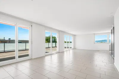 Woonkamer; uitzicht, tegelvloer, natuurlijk licht