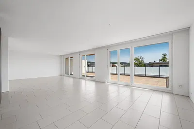 Woonkamer; tegelvloer, uitzicht, natuurlijk licht