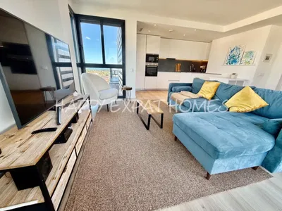 Obývací pokoj; výhled, přirozené světlo, moderní styl