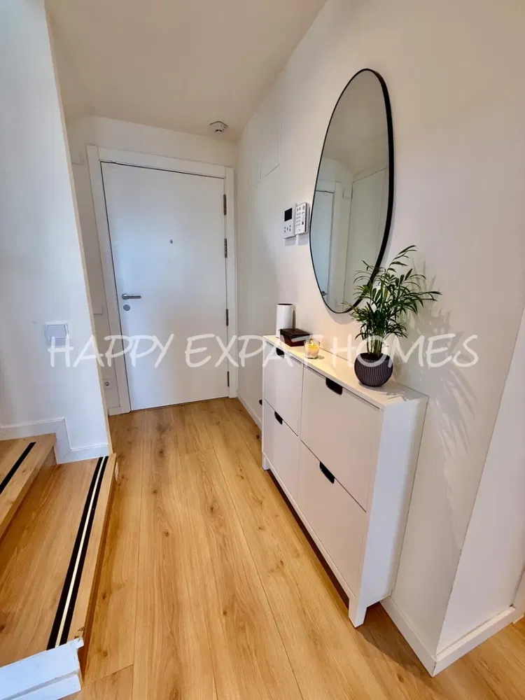 Šatna; dřevěná podlaha, přirozené světlo, moderní styl