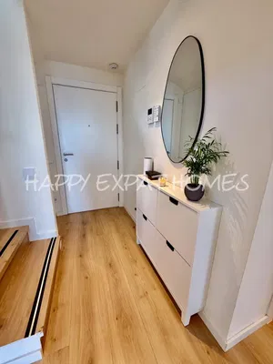 Šatna; dřevěná podlaha, přirozené světlo, moderní styl