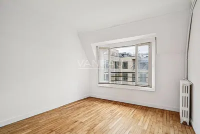 Chambre; vue, parquet, lumière naturelle