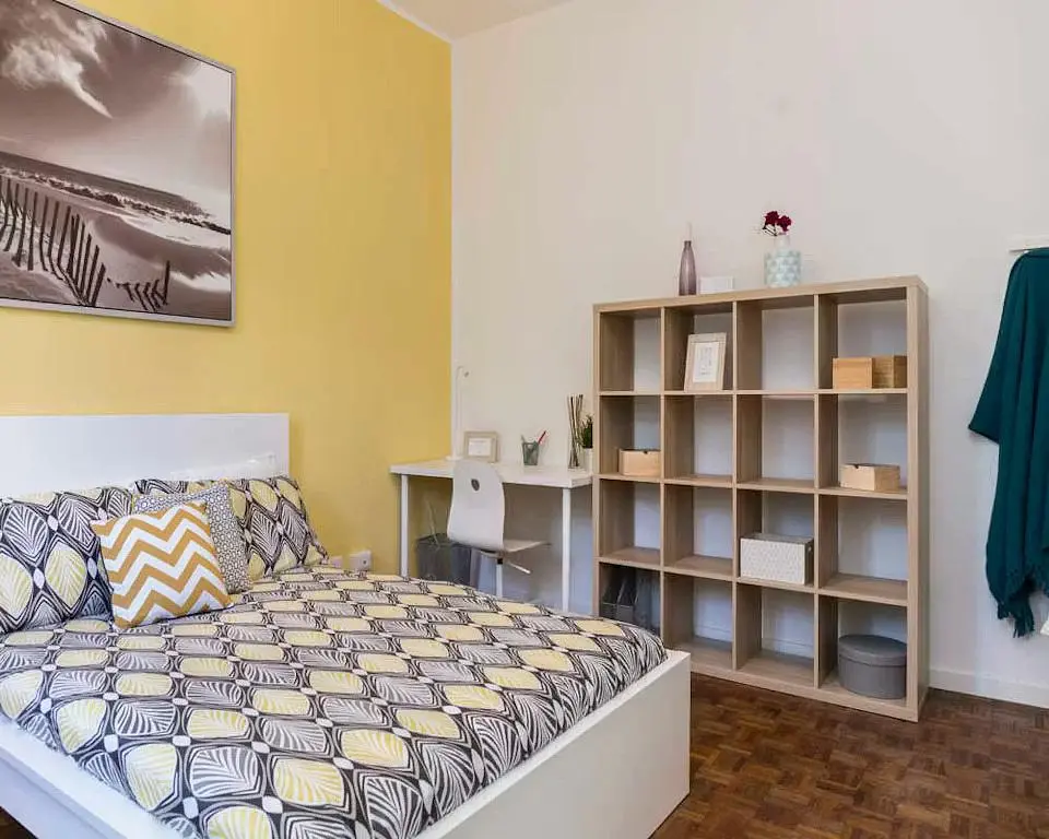 Camera da letto; stile moderno, pavimento in legno, luce naturale