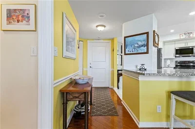 Mutfak; ahşap zemin, modern stil, doğal ışık, mutfak aletleri