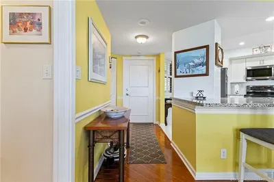 Cuisine; parquet, style moderne, lumière naturelle, électroménager