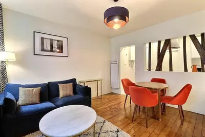 Wohnzimmer; holzboden, moderner stil, tageslicht