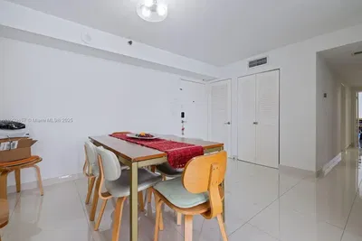 Salle à manger; carrelage, lumière naturelle