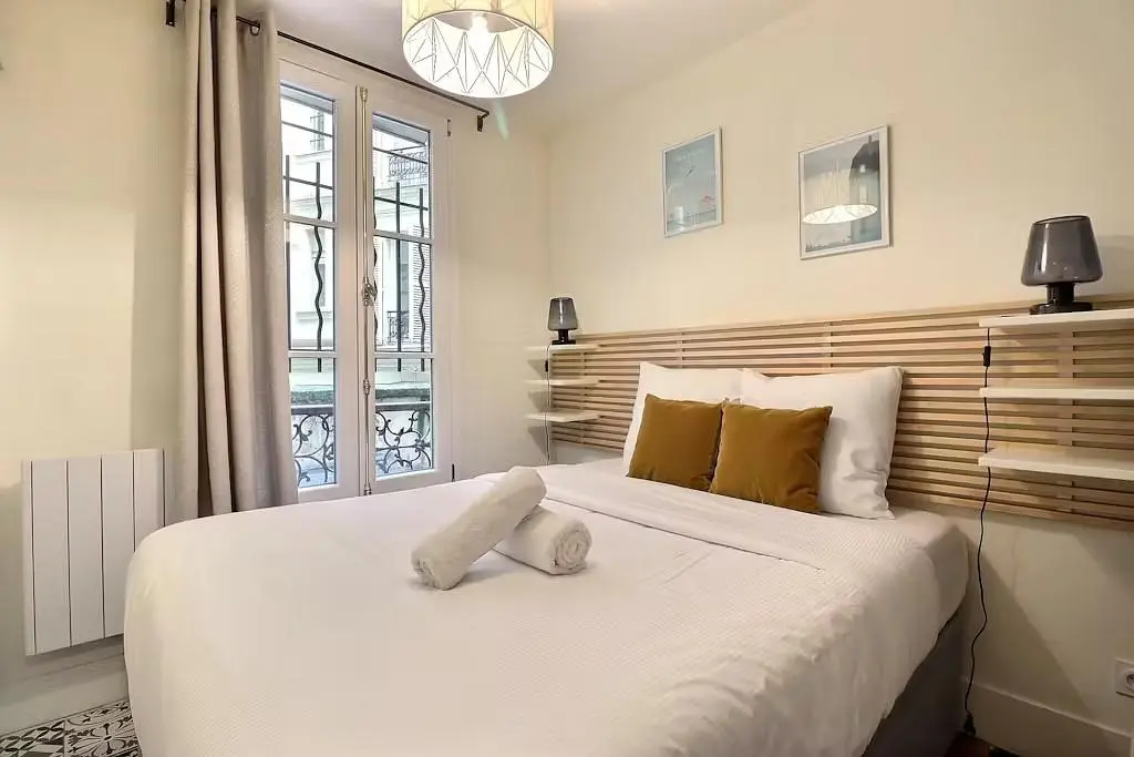 Spavaća soba; prirodna svjetlost, moderan stil