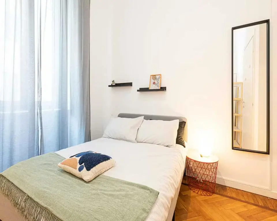 Schlafzimmer; tageslicht, holzboden